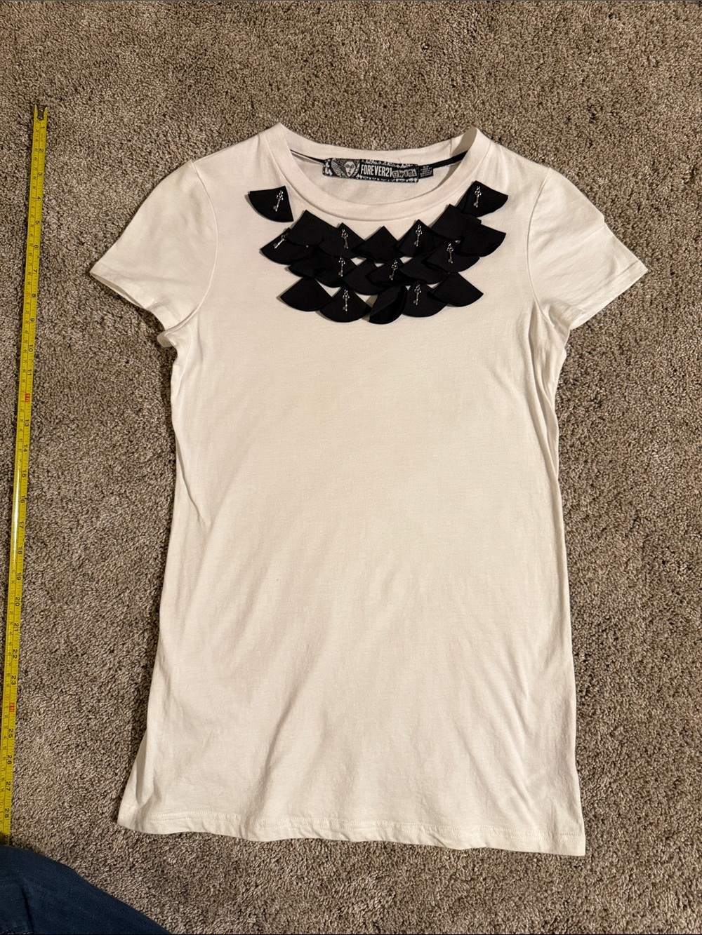 Forever 21 White Short Sleeve Tee with Black Appliqué Neck silver metal keys